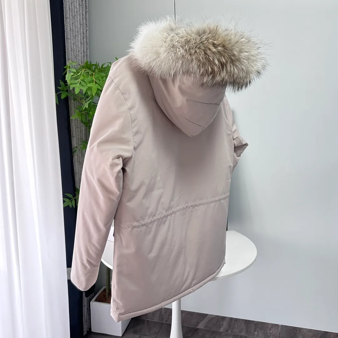 P700 CANADA GOOSE｜Canada Goose Expedition Parka｜Classic upgrade New 08 style Color: graphite gray, off-white, black, pink, navy blue, sky blue, Size: XS, S, M, L, XL, XXL, Product introduction Loose fit, multi-pocket design Larger size for free movement. 6 exterior pockets: 4 reversible front pockets, zippered side entry. There is a practical pocket on the left sleeve and a top pocket on the right sleeve. There is a drawstring on the inside of the waist and a logo patch on the back. The waist is designed with an inside drawstring, which can be adjusted to provide excellent warmth. Woven grab straps at upper back with “Expedition” logo patch • Hood with removable zipper trim, interchangeable hood trim for personalization and added protection (this jacket is not available with the classic hood trim) • Chin protection element has a tricot inner fabric for softness and comfort • Woven grab straps at upper back with “Expedition” logo patch • Internal drawstring at the waist, adjustable to provide excellent warmth •Snap-in rib knit cuffs for added comfort and optimal heat locking in •Stylish hanging inner straps allow the jacket to be carried over the shoulder, hands-free •Stowaway nylon stretch snow skirt for added protection •Two-way zipper covered fly with Velcro® snaps that unzips from the bottom for increased range of motion and breathability. A windproof fly is designed under the zipper for an extra layer of protection. • 6 exterior pockets: 4 two-way pockets on the front with top flap and Velcro® snaps, and zippered side entry. Utility pockets on left sleeve and right sleeve with top flap and velcro® snaps Internal pockets: 1 zipped pocket, 2 mesh drop-in pockets Embroidered Canada Goose logo